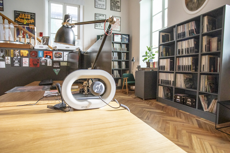 Przenośna pętla indukcyjna ustawiona na ladzie przy punkcie obsługi.