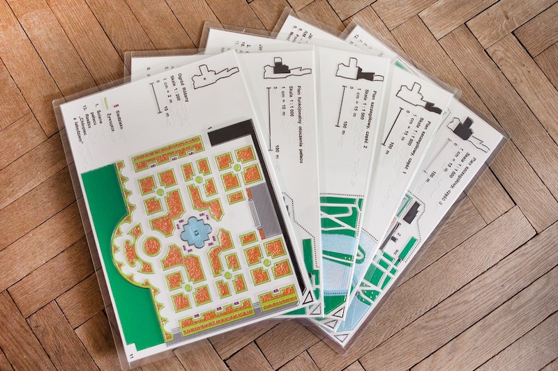 Kilka różnych planów tyflograficznych, na nich mapy ogrodów przypałacowych, opisy w czarnodruku i w Braille’u.