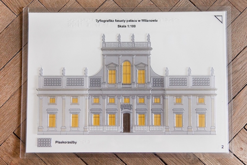 Tyflografika fasady Pałacu w Wilanowie. Zarys budynku, na nim plastikowe tłoczone wybrzuszenia w miejscu dekoracji fasady.