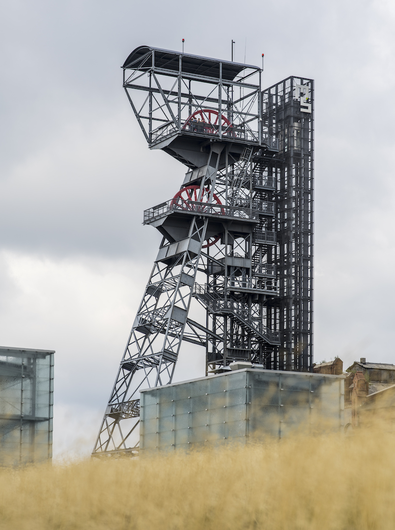 Zdjęcie wieży widokowej Muzeum Śląskiego. Metalowy stelaż wieży, na górę prowadzą schody i winda.