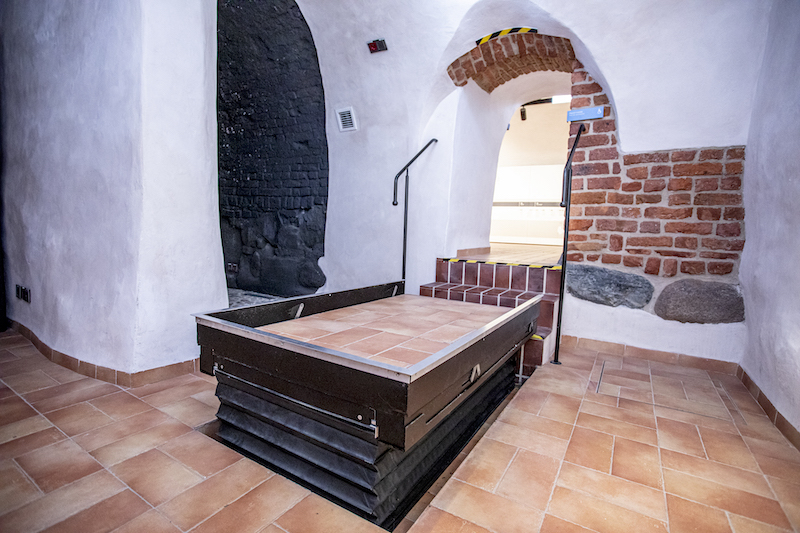 Fragment posadzki oznaczony listwą unosi się za pomocą mechanizmu wbudowanego w podłogę. Platforma jest na wysokości drugiego stopnia.