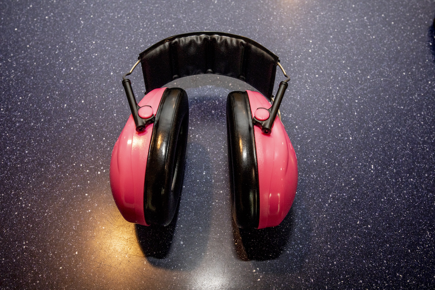 Duże czerwone słuchawki nauszne.